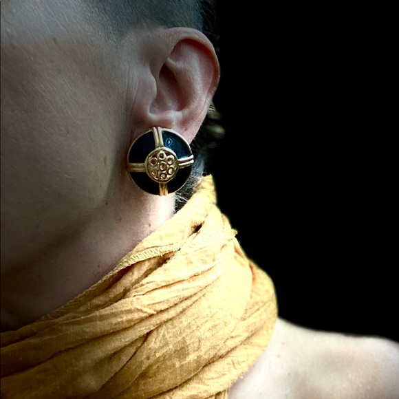 Lapor Vintage Green Enamel and Gold Tone Earrings. - Picture 5 of 5